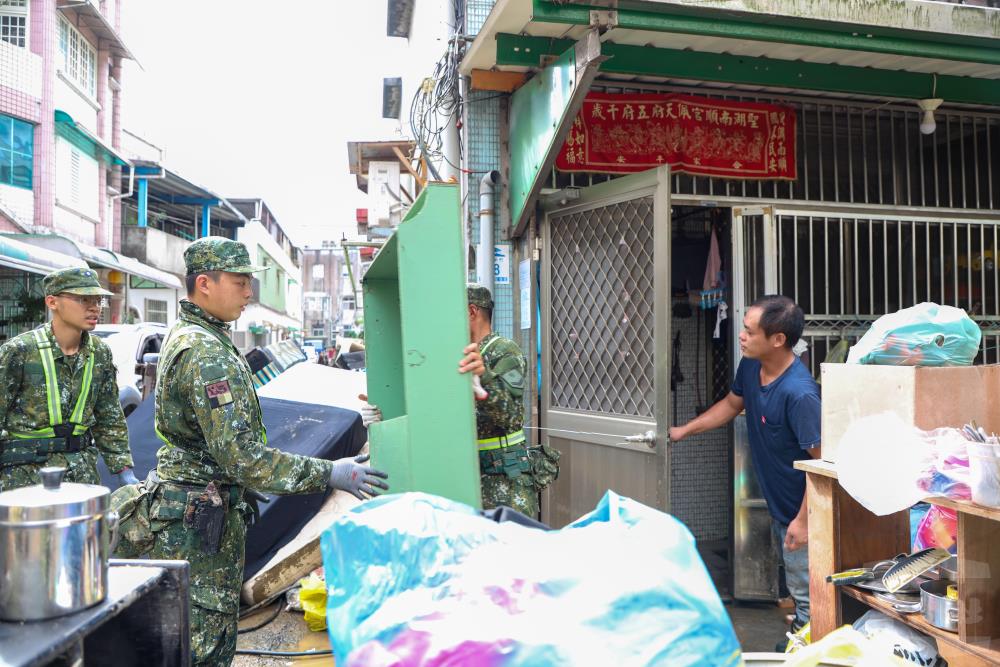 蘭指部官兵至蘇澳災區協助清運。（第三作戰區提供）