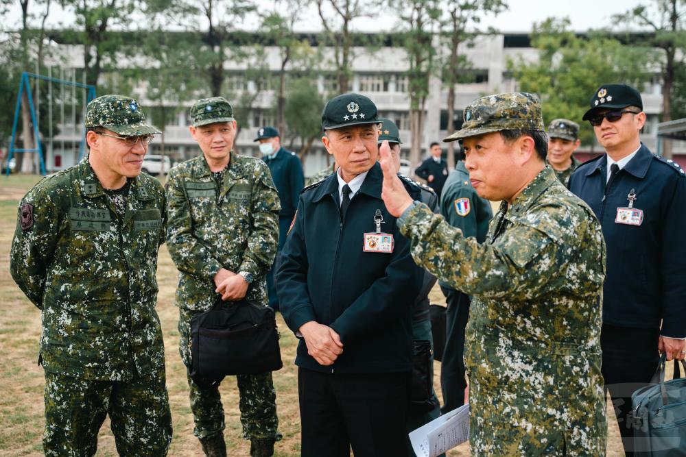 八軍團指揮官廖中將、四三砲指部指揮官羅少將陪同劉校長視導見學課程。（軍聞社記者林庭暉攝）