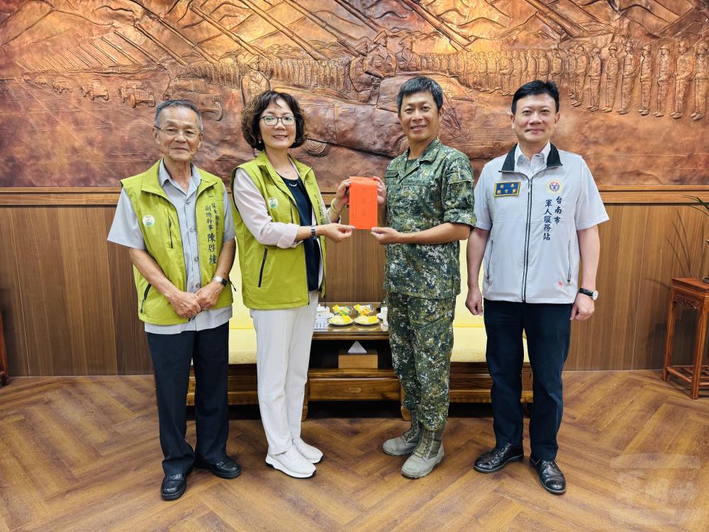 企業代表端節敬軍，感謝官兵守護家園。（臺南軍人服務站提供）