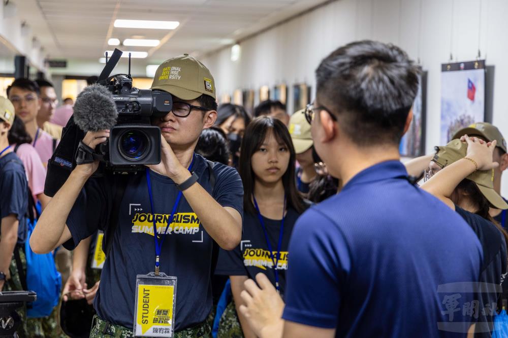 學員體驗專業電視攝影機操作。（軍聞社記者蔡枋澐攝）