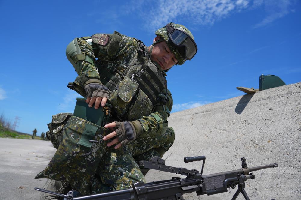 官兵進行彈藥檢整。（軍聞社實習記者李鴻翔攝）