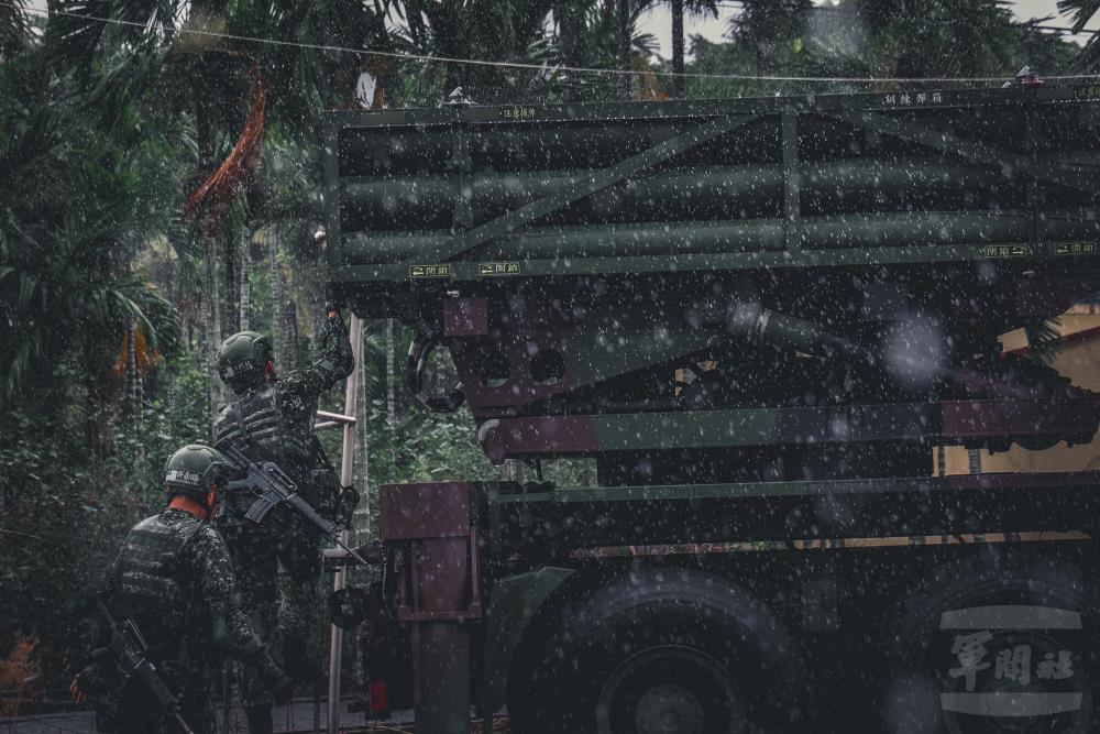 官兵不畏天候影響，迅速完成整備。（軍聞社記者林澤廷攝）