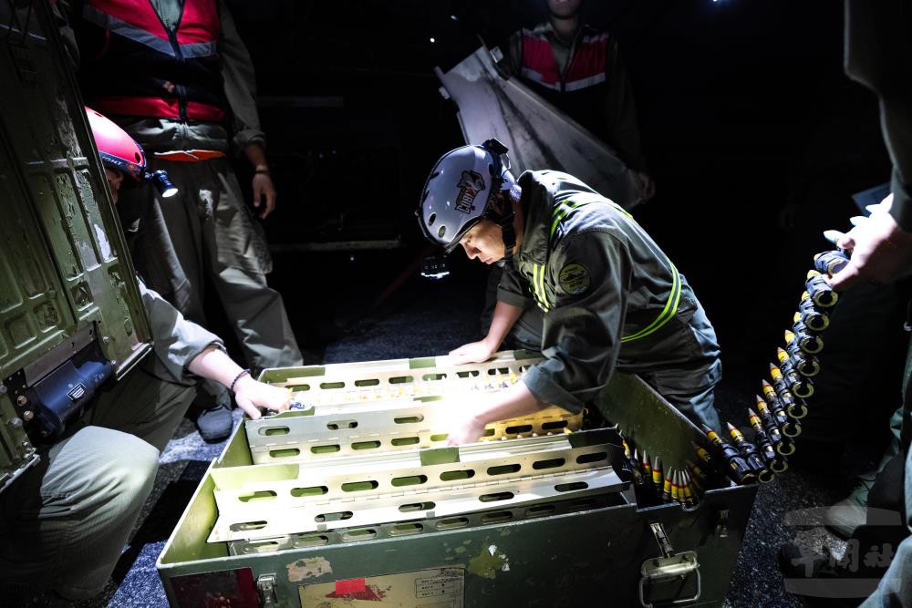 武器組人員於漆黑的停機坪中，清點20機砲。（軍聞社記者林庭暉攝）