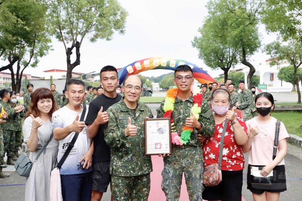 廖中將頒發英雄狀，肯定官兵戮力救災辛勞。（第四作戰區提供）
