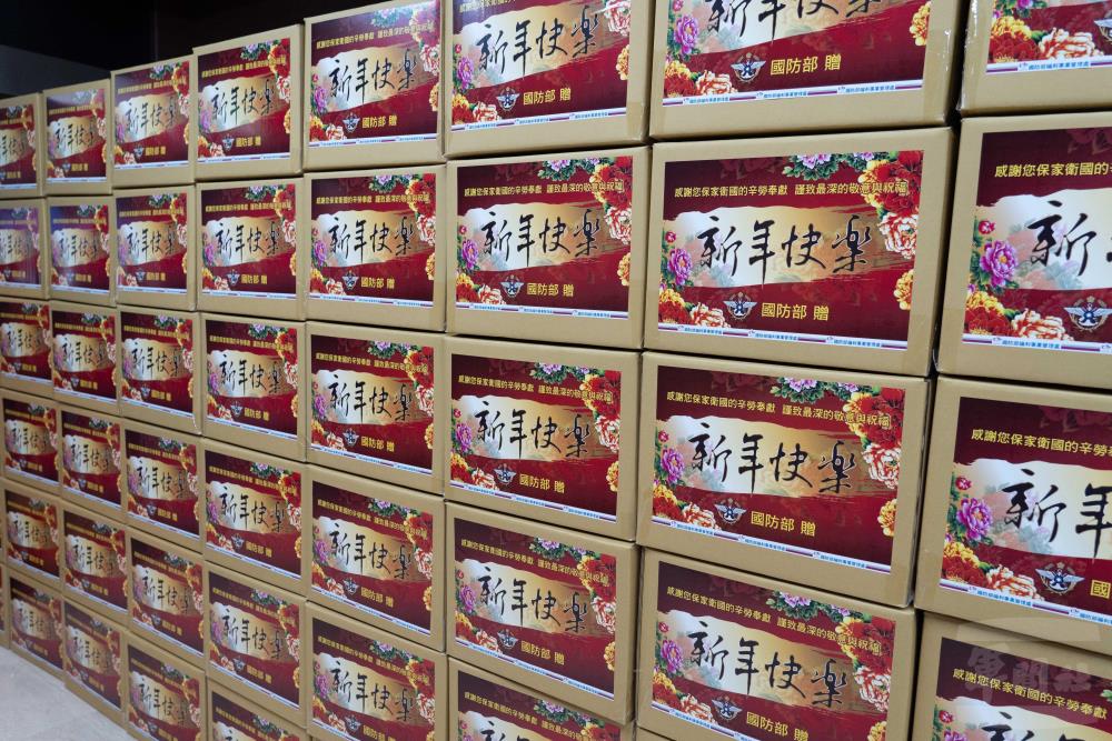 福利處年節慰問品準備運送至各單位。（軍聞社記者呂尚俞攝）