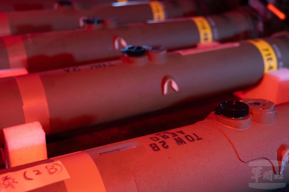 花防部官兵不畏辛勞，凌晨時分即執行反裝甲彈藥檢整。（軍聞社記者吳柏融攝）