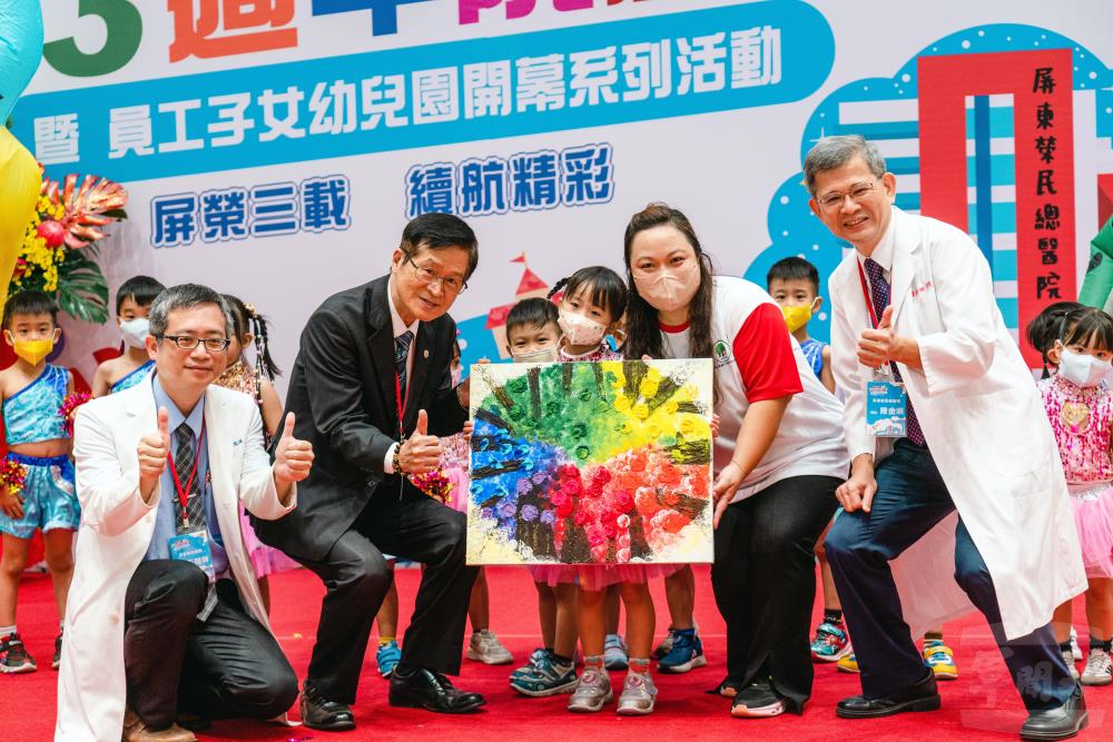 幼兒園學童致贈嚴主委紀念畫。（軍聞社記者林庭暉攝）