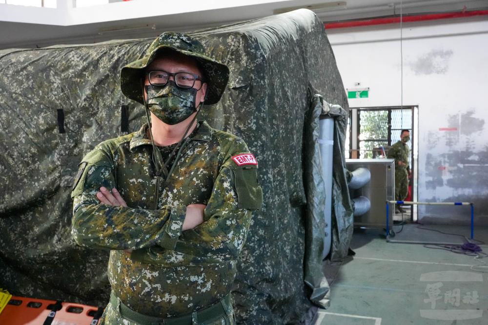 第二作戰區衛生連副連長李上尉表示，此次開設醫療站任務，可驗證單位平時訓練成效，並能與軍醫院醫療整合。（軍聞社記者侯凱議攝）