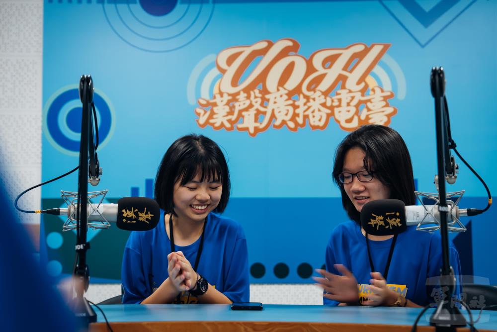 新聞研習營學員參與漢聲電臺節目錄音實況。（軍聞社記者吳東昇攝）