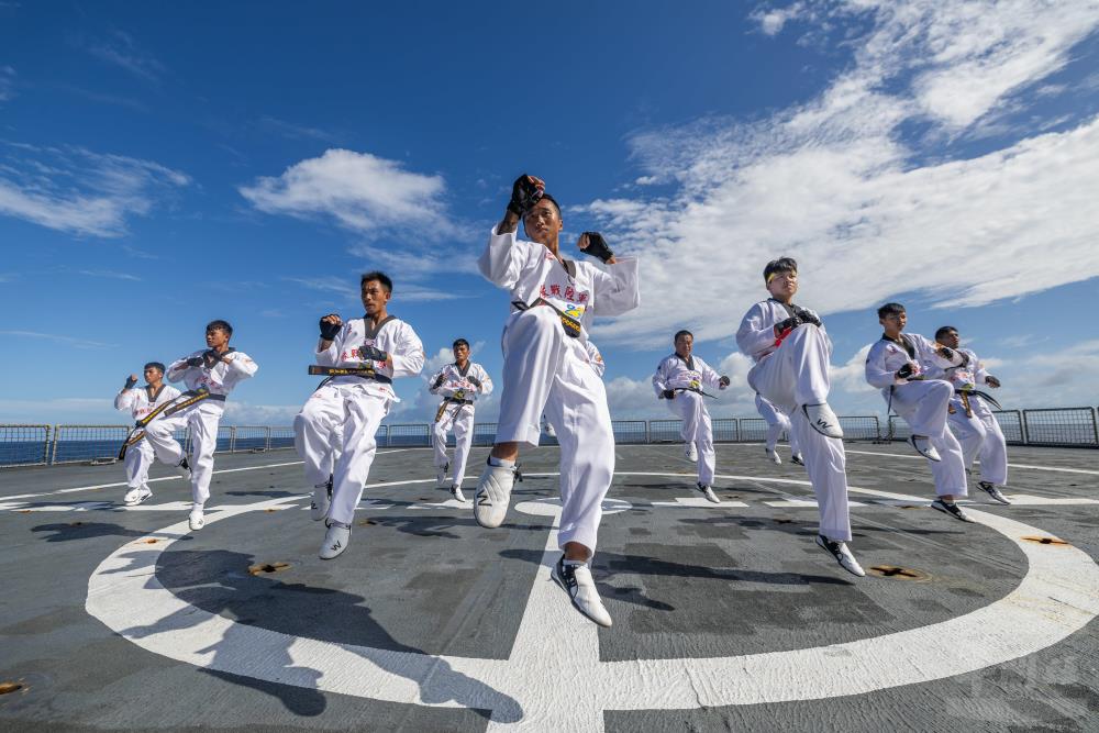 海軍114年敦睦遠航訓練支隊官兵在海上進行操練。(軍聞社記者王茗生攝) 海軍114年敦睦遠航訓練支隊官兵在海上進行操練。(軍聞社記者王茗生攝)