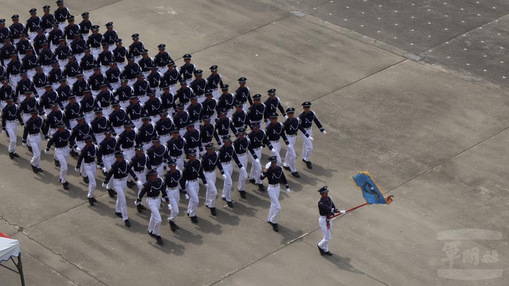 空軍官校學生進行閱兵分列式。（軍聞社實習記者吳其錚攝）