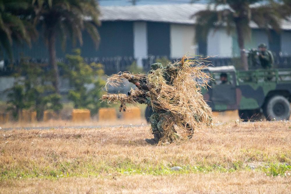 狙擊手進行部署實施操演。（軍聞社記者王進福攝）