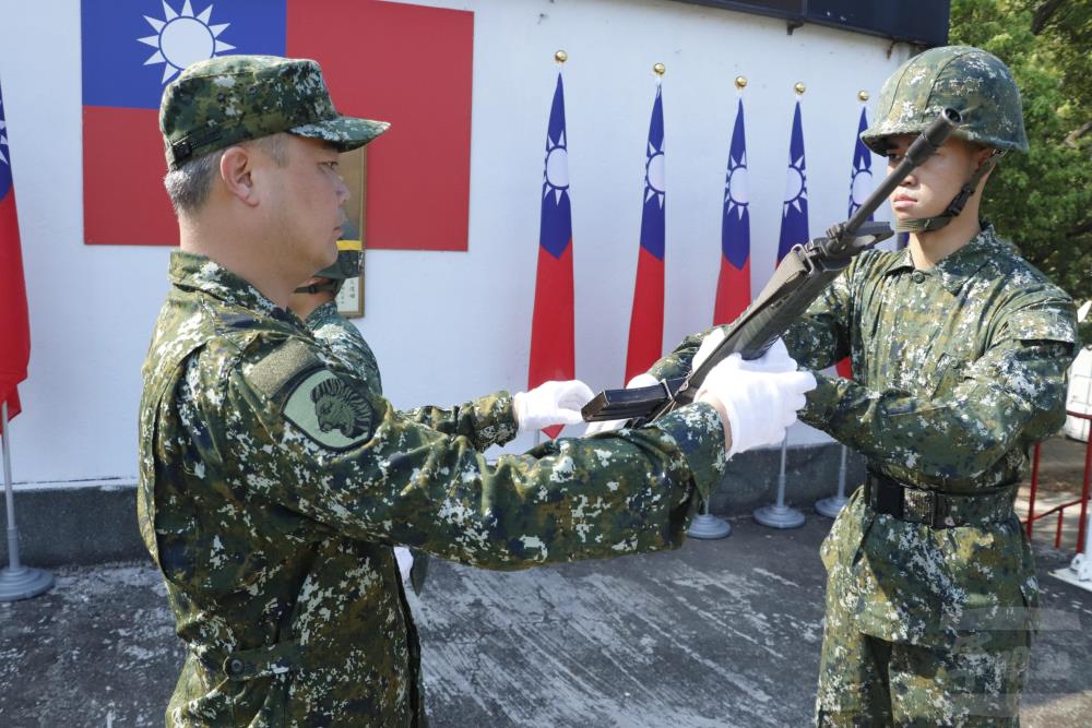 透過嚴謹的授槍儀式，象徵官兵正式承擔保家衛國使命。（陸軍第十軍團提供）