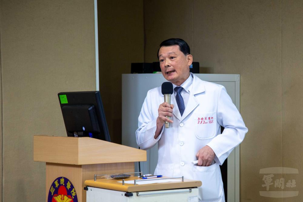 李主任強調預防重於治療，口腔保健應向前延伸至備孕期間，預防因賀爾蒙發生改變而引發的相關口腔病症。（軍聞社記者江騏安攝）