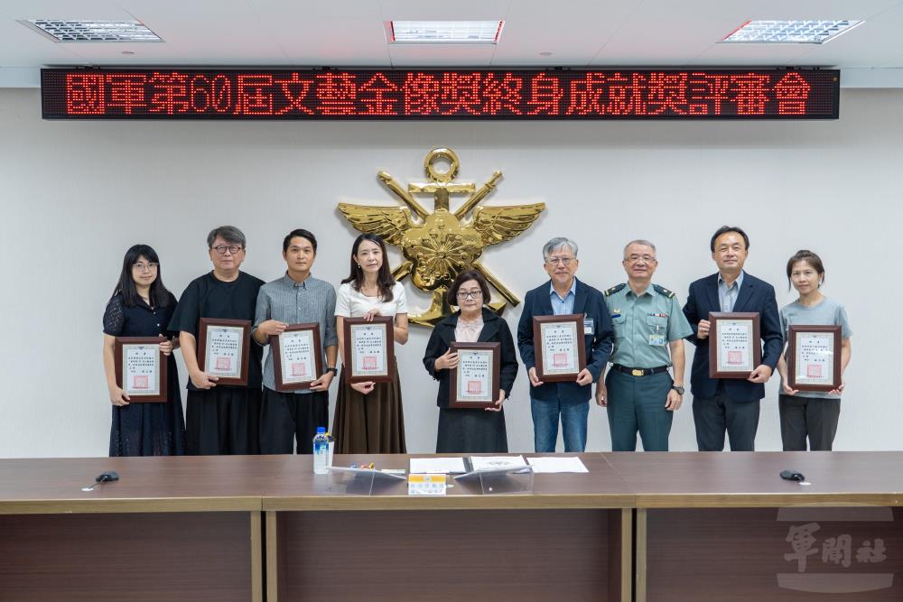 胡副局長頒發評審委員聘書，向出席的專家學者表達誠摯謝意。（軍聞社記者陳彥樺攝）
