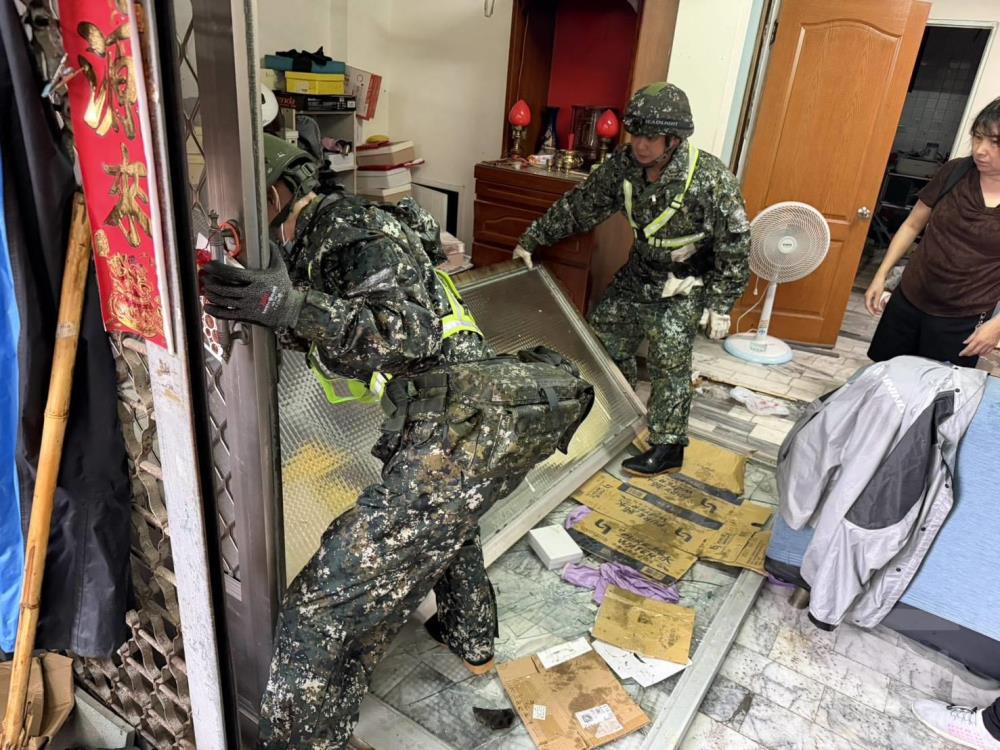 第四作戰區官兵協助災後復原。（第四作戰區提供）