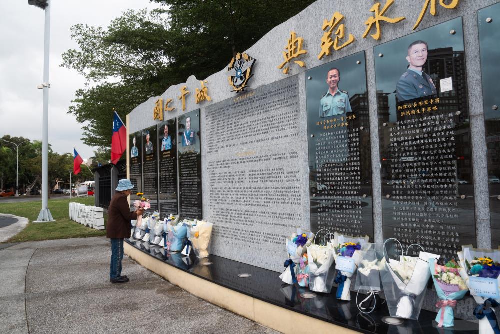 故參謀總長沈一鳴上將的家屬前來獻花致意。（軍聞社記者文仁攝）