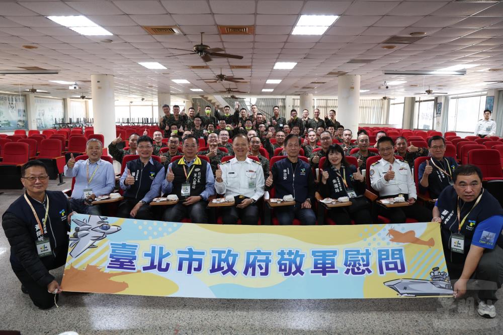 北市慰問團與海軍新兵訓練中心役男合影。（軍聞社記者林澤廷攝）
