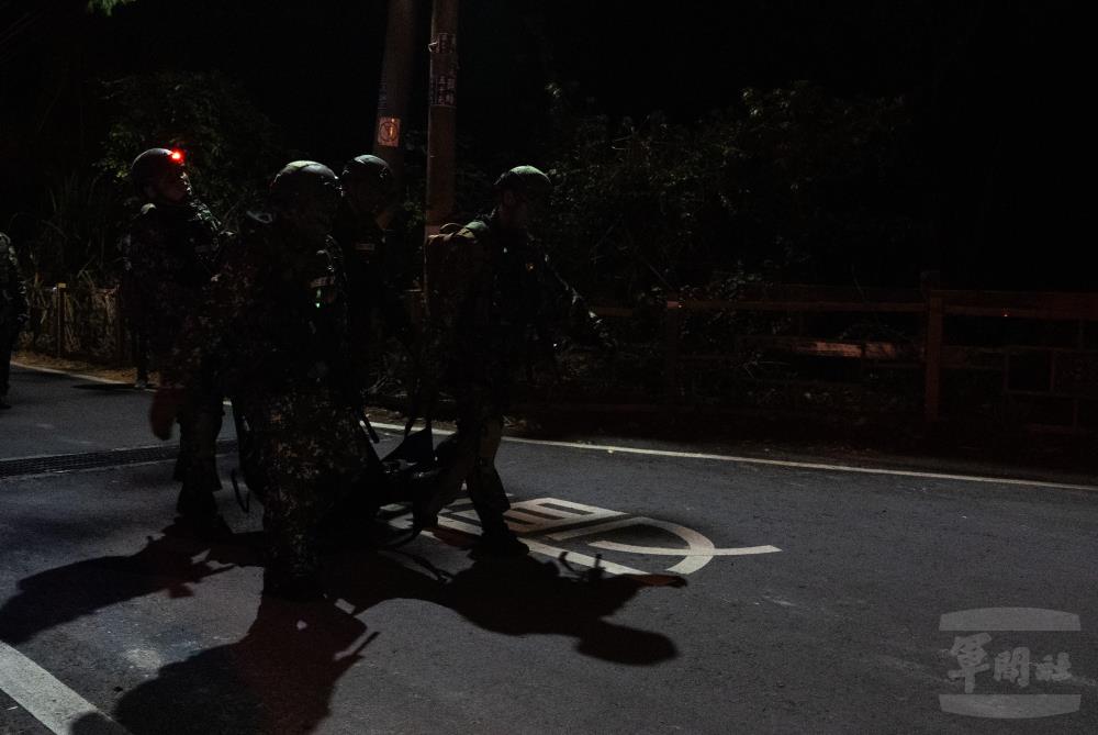 在體力高度耗損下搬運傷患，考驗學員意志力。（軍聞社記者李恬恬攝）