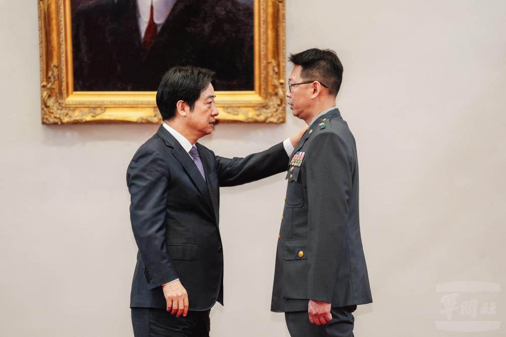 賴總統為王少將授階。（軍聞社記者陳彥樺攝）