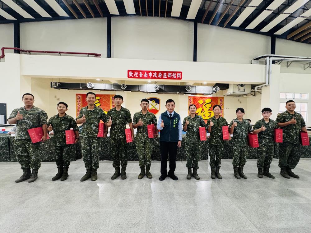 姜副市長代表黃偉哲市長致贈單位端節禮盒。（臺南市軍人服務站提供）