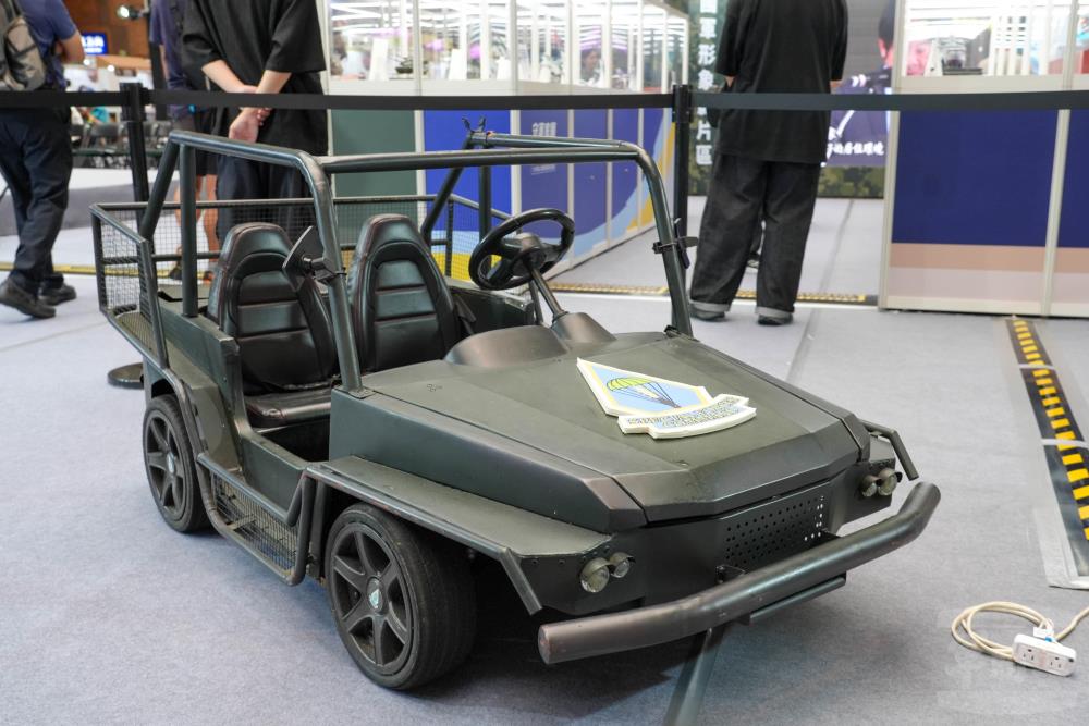 活動首日展出陸軍特戰迷你突擊車裝備模型。（軍聞社記者侯凱議攝）