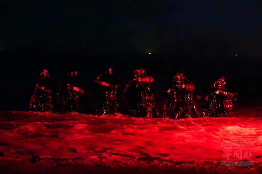 官兵祕密登陸目標區。（青年日報提供）