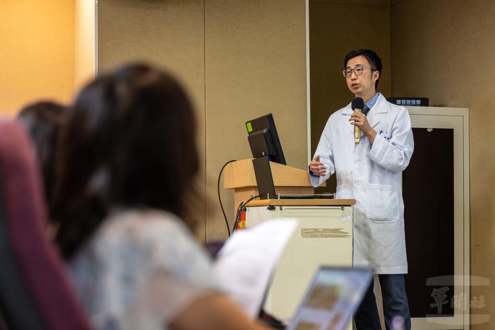 三總急診醫學部楊智仁主治醫師說明「從急性創傷到全人復原」的醫療成果。（軍聞社記者蔡枋澐攝）