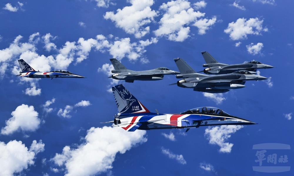首批F-16 BLK 70戰機編號6727、6728，與F-16V BLK 20戰機及勇鷹高級教練機共同編隊飛行。（國防部提供）