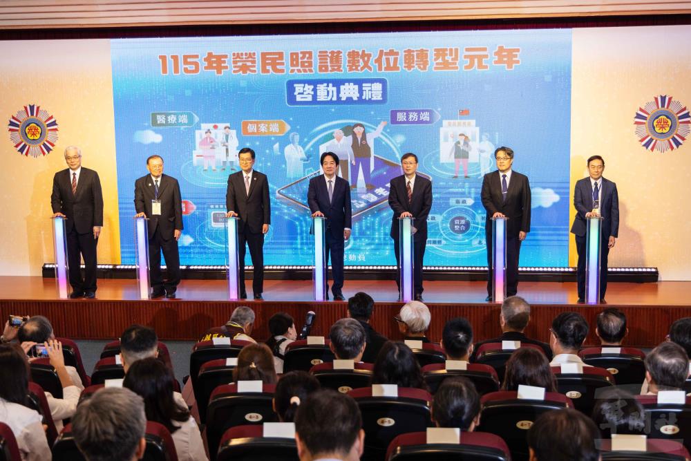 賴總統16日出席「榮民照護數位轉型元年啟動典禮」，會中正式啟動「安心御老平台」。（軍聞社記者蔡枋澐攝）