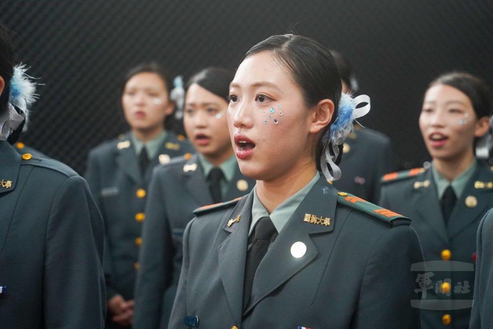 團員在演唱期間全神投入、保持高度專注，展現專業態度。（政戰學院提供）