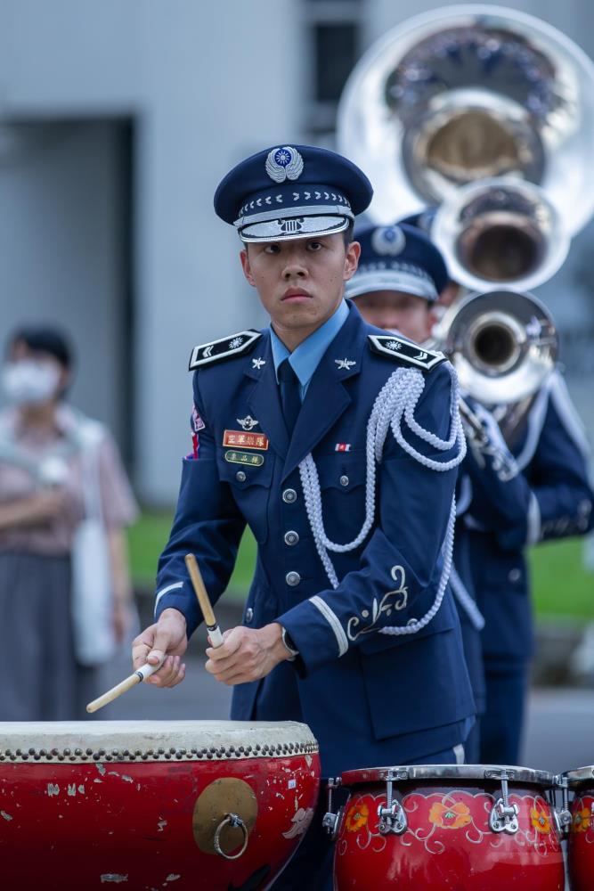 空軍樂隊官兵全神貫注演出。（軍聞社記者王進福攝）