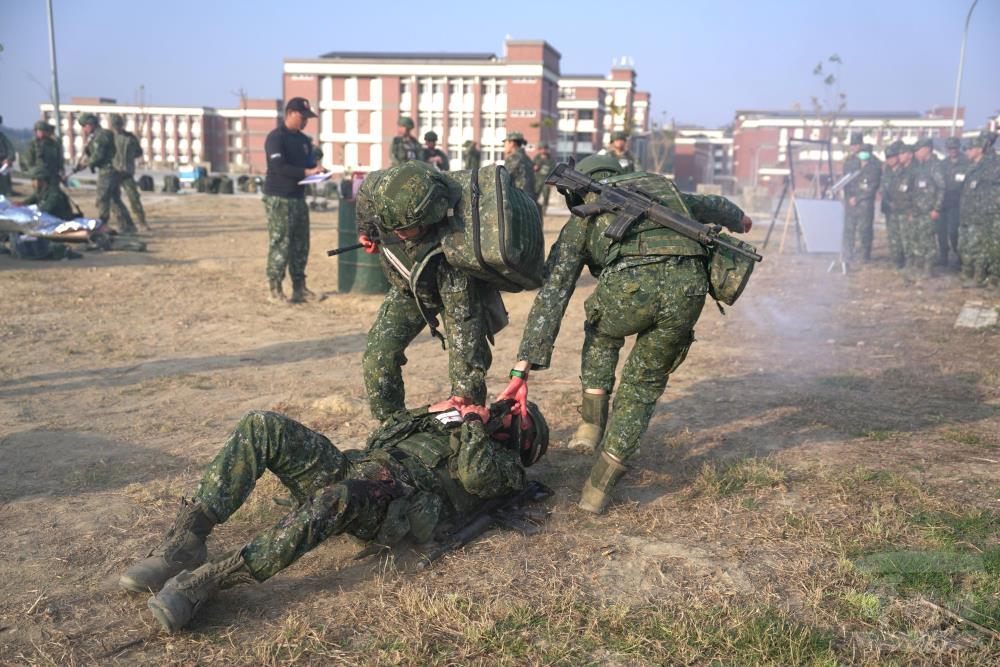 砲訓部戰傷救護訓練班　提升部隊醫療應處效能