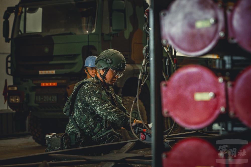 官兵進行彈箱裝載作業。（軍聞社記者林澤廷攝）
