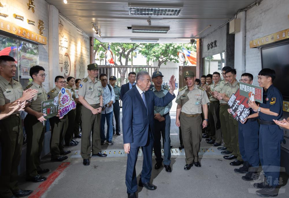 李榮譽理事長慰問憲兵211營，受到官兵熱烈歡迎。（軍聞社記者吳柏融攝）