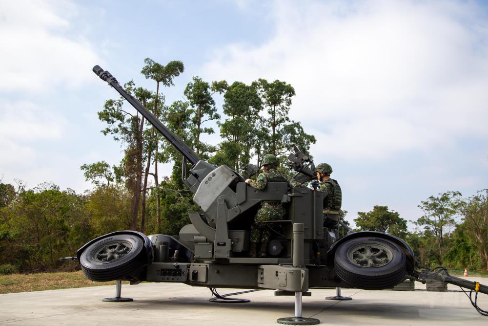 防空部隊實施35快砲防空攔截演練。（軍聞社記者王進福攝）