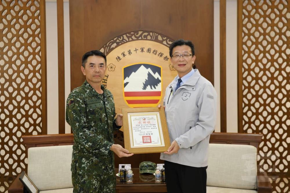 陸軍第十軍團指揮官邵中將致贈感謝狀，向敬軍團一行表達謝意。（陸軍第十軍團提供）
