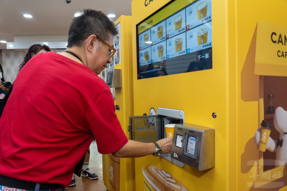 民眾親自操作體驗「CAMA CAFE智慧咖啡販賣機」。（軍聞社記者陳彥樺攝）