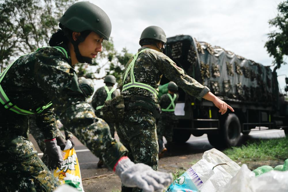 官兵耐著豪雨過後的悶熱天氣，全力支援地方復原工作。（軍聞社記者林庭暉攝）