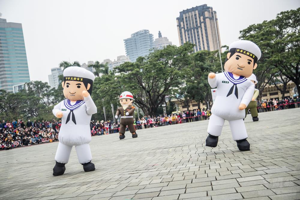 人氣超高的國軍娃娃帶來熱情洋溢的勁歌熱舞。（軍聞社記者王茗生攝）