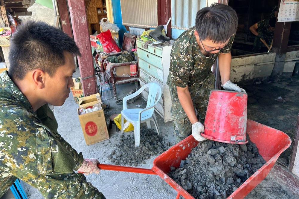 第五作戰區增援官兵不畏辛勞清除淤泥。（第五作戰區提供）