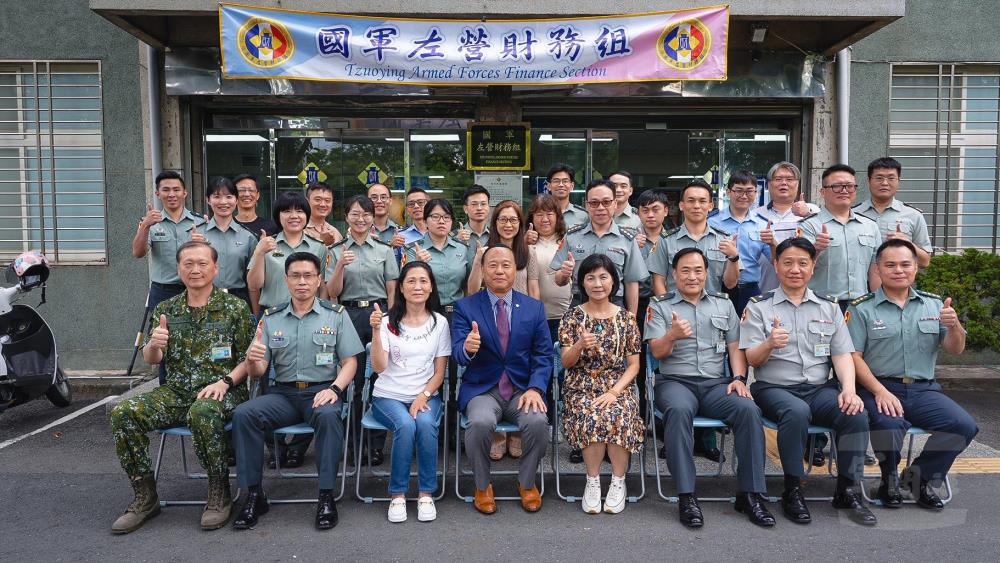 柏副部長慰問左營財務組官兵。（軍聞社記者陳傳奇攝）