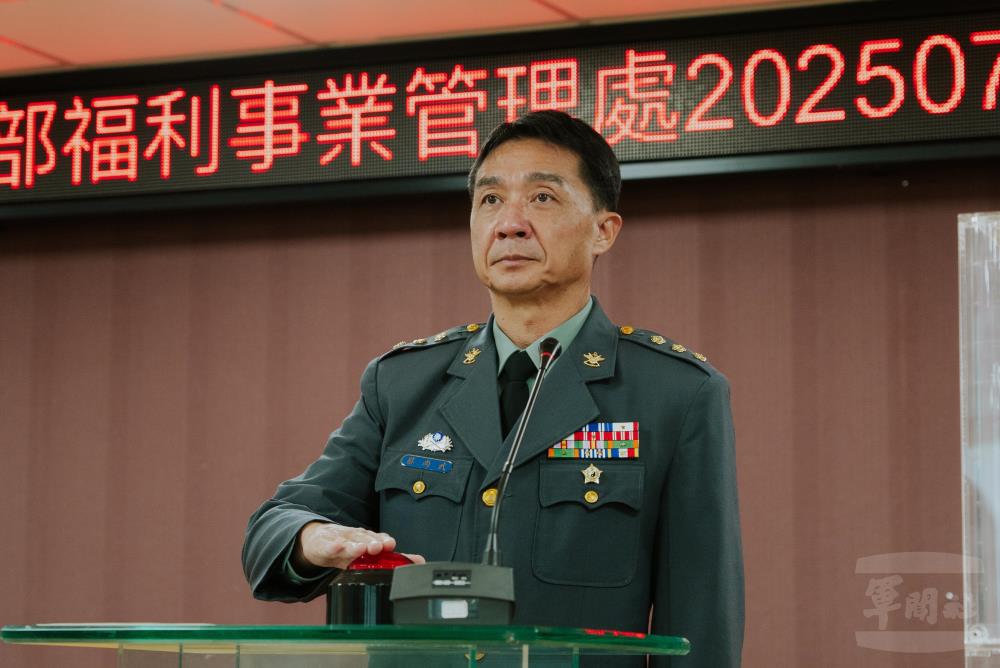 福利處處長蔡上校公開抽出幸運得主。（軍聞社記者李恬恬攝）