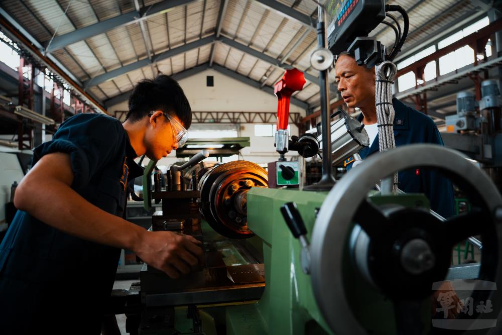 官兵依照設計圖，自行俥製出零件。（軍聞社記者陳傳奇攝）