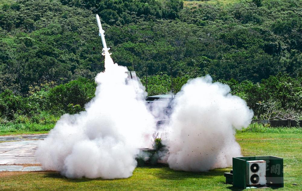 陸射劍二飛彈射擊瞬間揚起塵土，場面震撼。（軍聞社記者林庭暉攝）