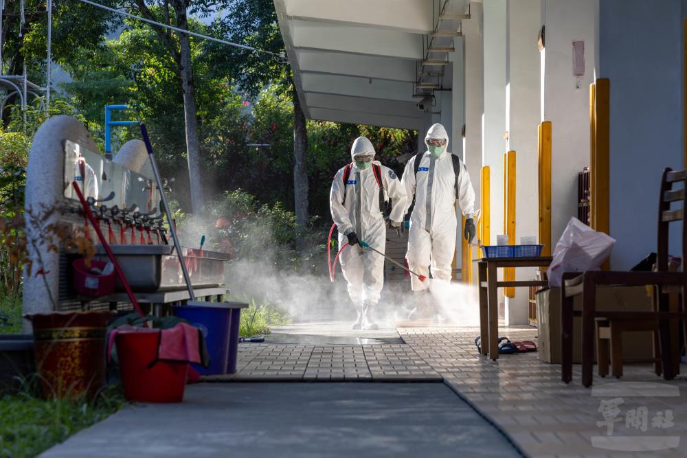 化學兵實施校園持續環境消毒，使小朋友安心上學。（軍聞社記者蔡枋澐攝）