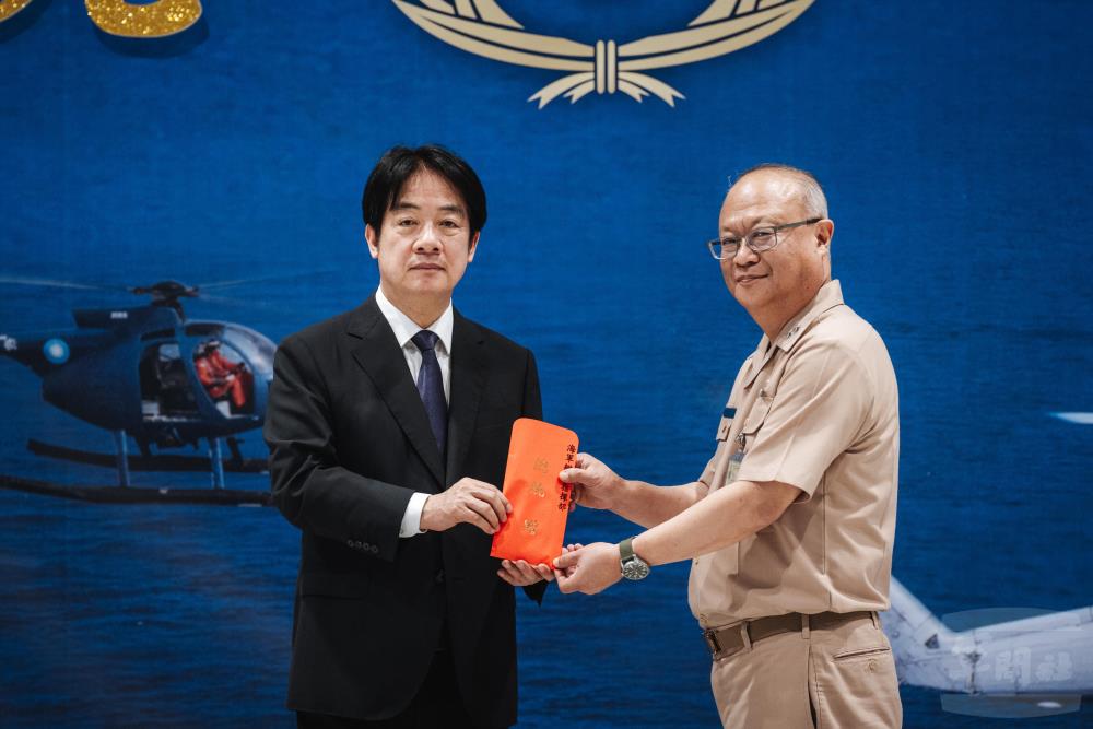 賴總統致贈加菜金。（軍聞社記者陳彥樺攝）