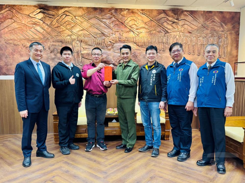 王顧問敬軍團一行，前往臺南憲兵隊實施敬軍慰問。（臺南市軍人服務站提供）