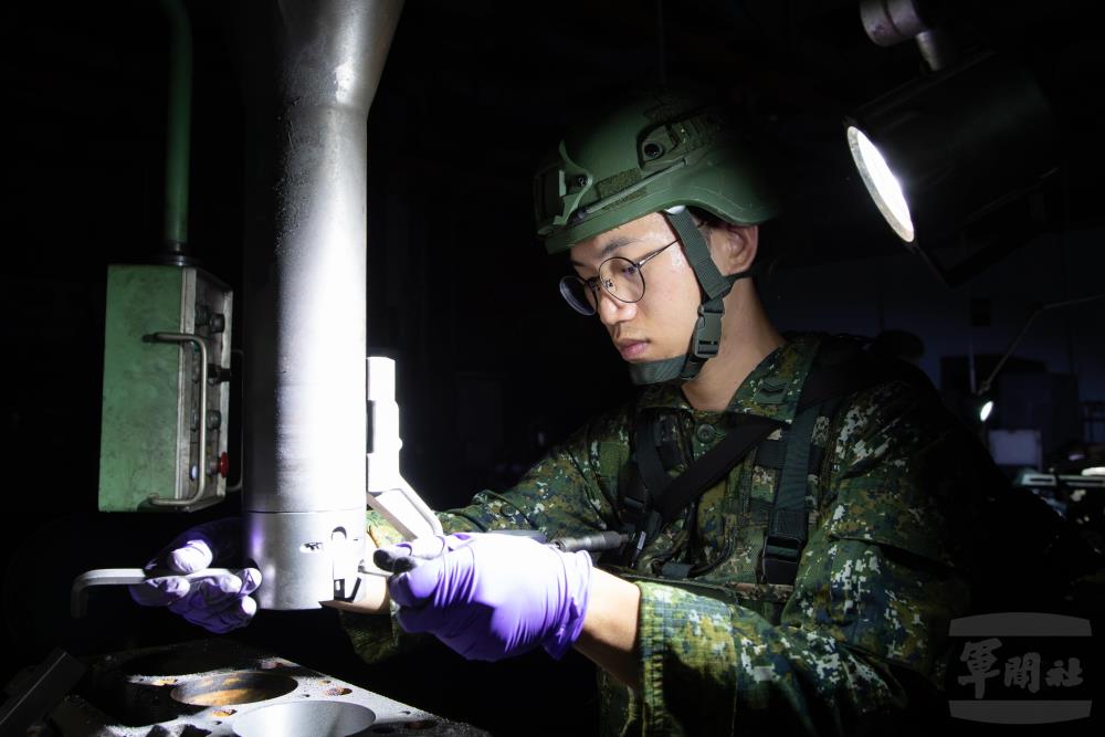 翻修工場官兵執行缸體搪缸作業。（軍聞社記者王進福攝）