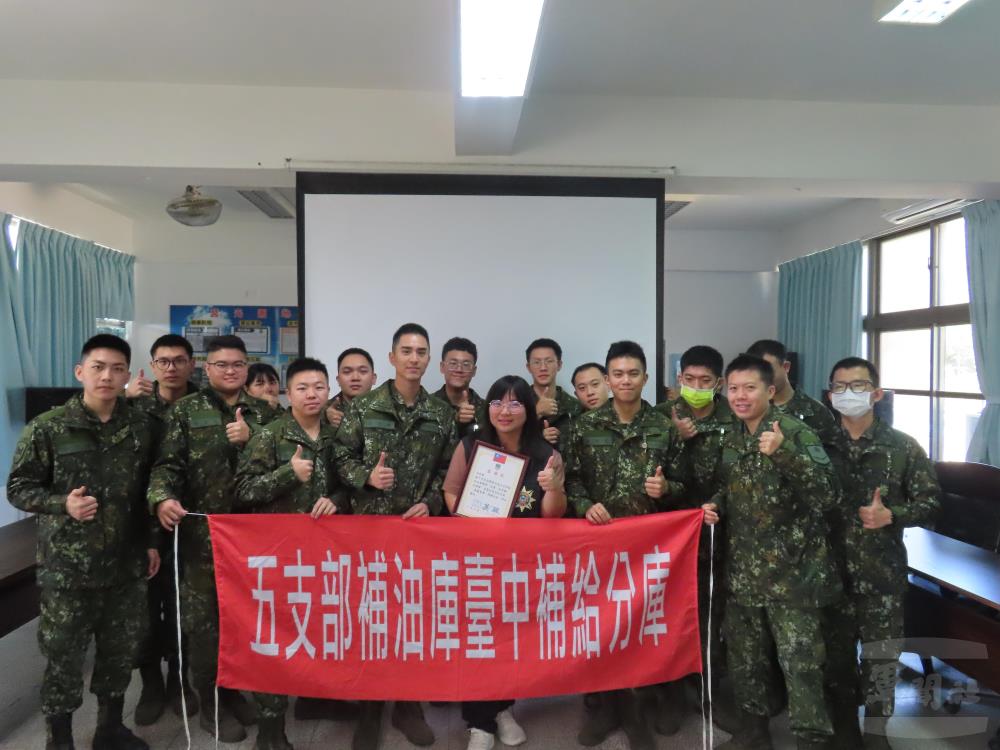 員警與官兵合影。（臺中補給分庫提供）
